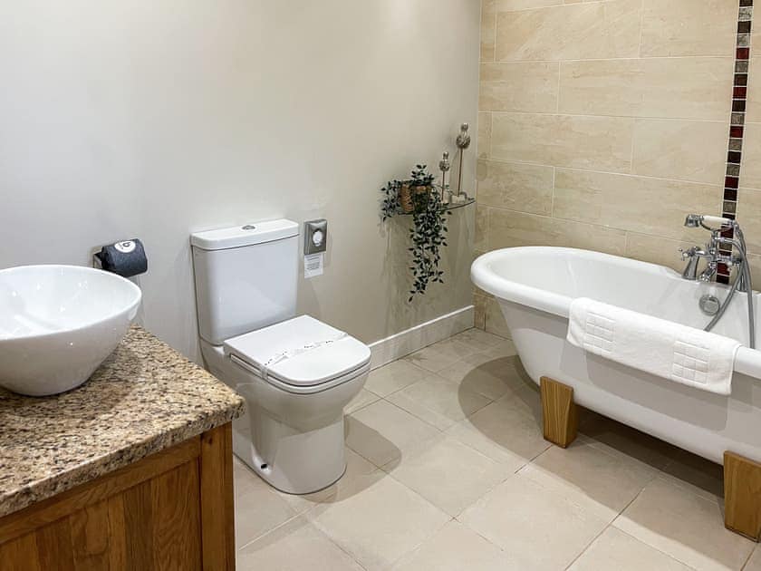 Bathroom | Willow Lodge - South View Lodges, Exeter