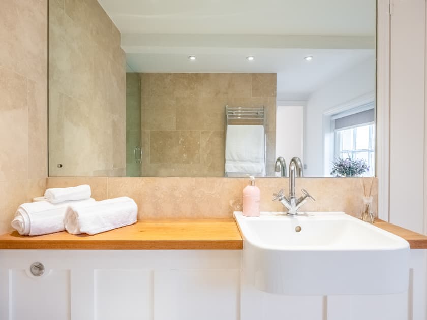 En-suite is ’jack and jill’ with bedroom 2 | Orchard Coach House, Hartest, near Bury St Edmunds