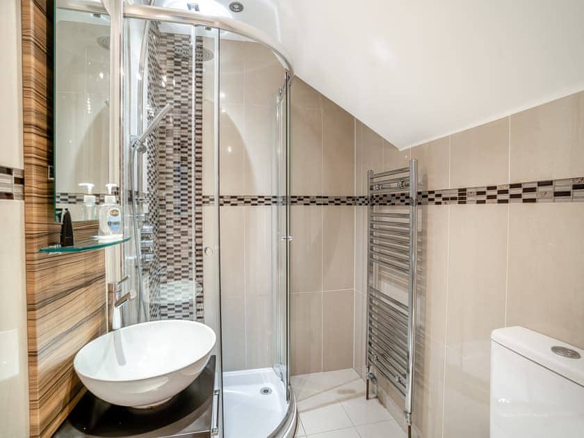 Bedroom 3 en Suite Shower room  | Wernddu Fechan House - Wernddu Properties, Neath