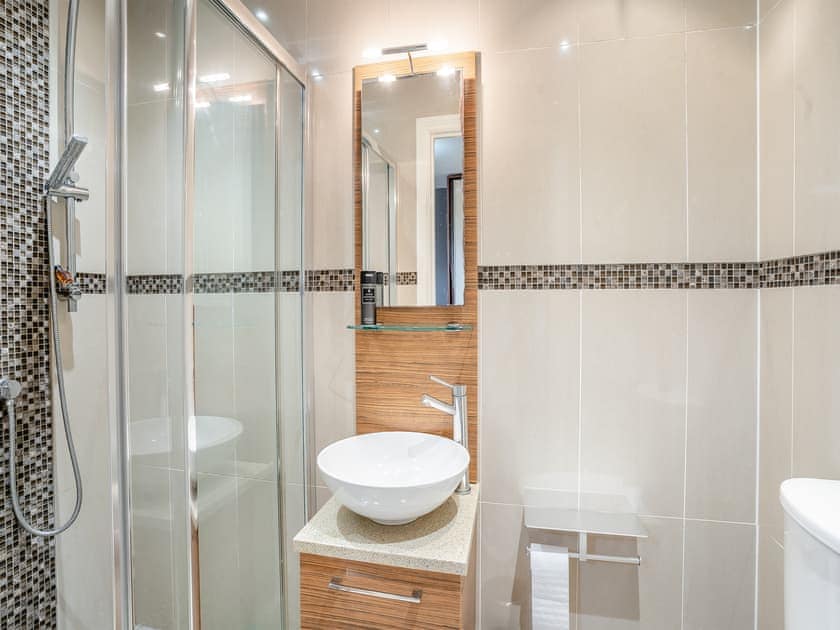 Bedroom 4 en Suite Shower room  | Wernddu Fechan House - Wernddu Properties, Neath