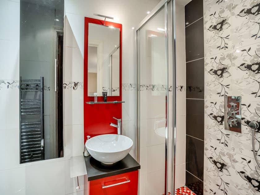 Bedroom 2 - en suite Shower room  | Wernddu Fechan House - Wernddu Properties, Neath