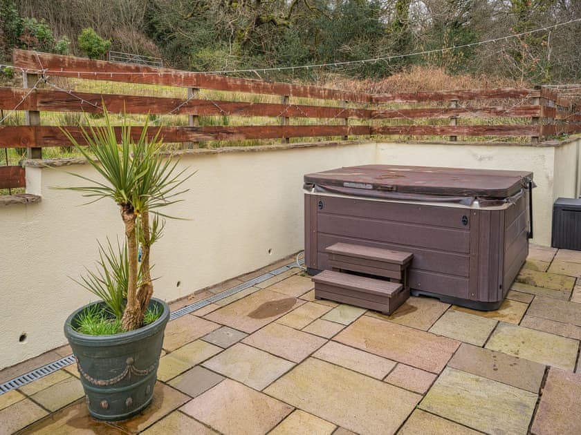 Hot tub | Wernddu Fechan House - Wernddu Properties, Neath