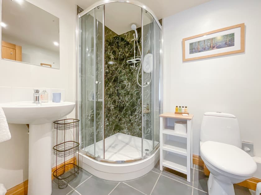 En-suite to ground floor double bedroom | Blue Hill House, Ambleside