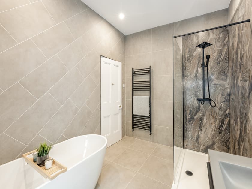 Bathroom | Llety Clyd, Barmouth