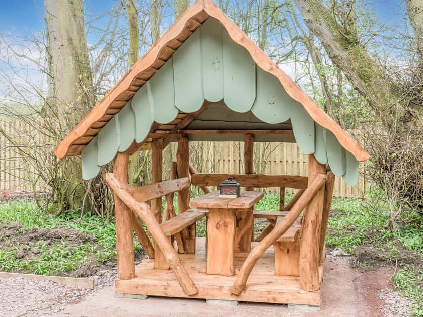 Garden and grounds | Copper Beech Cabin - Punch Tree Cabins, Carluke