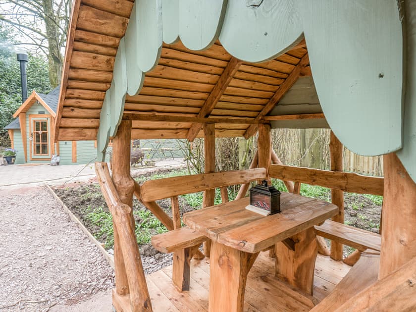 Garden and grounds | Copper Beech Cabin - Punch Tree Cabins, Carluke