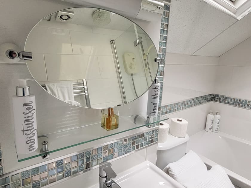 Bathroom | Ystabl - Mwdlwscwm Farm, Llannon, Llanelli