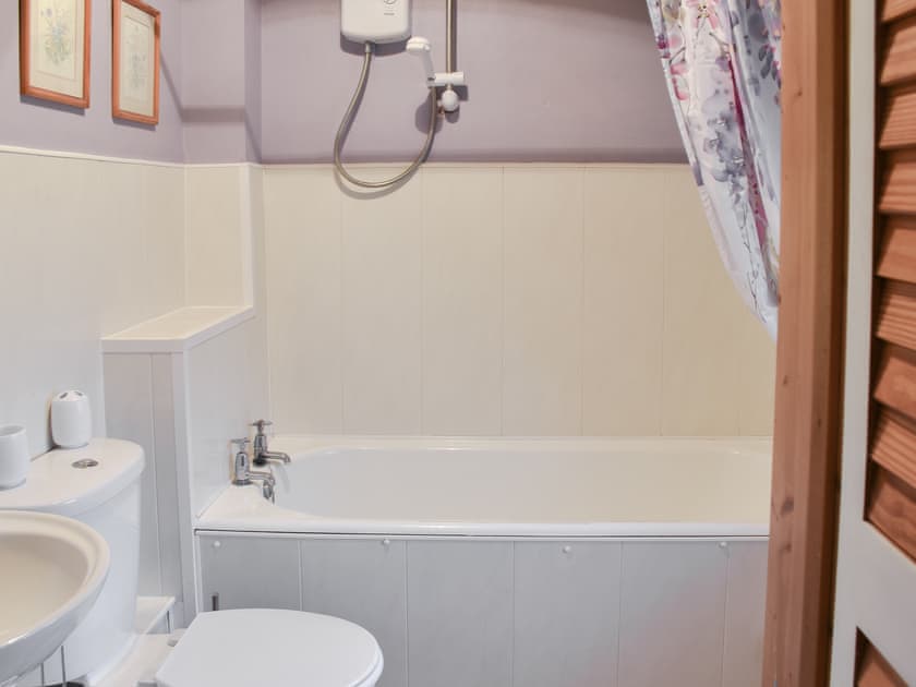 Bathroom | Woodbine Cottage, Ludham