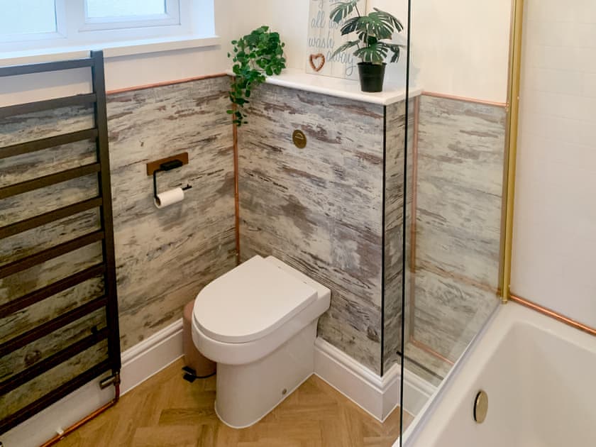 Shower room | Whitstable’s Pearl, Whitstable