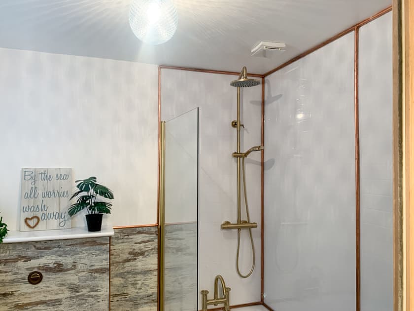 Shower room | Whitstable’s Pearl, Whitstable