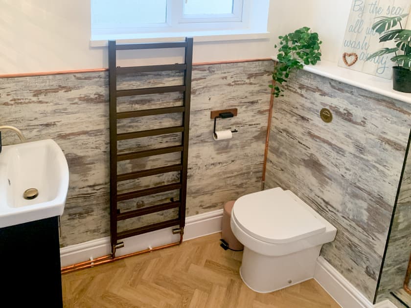Shower room | Whitstable’s Pearl, Whitstable