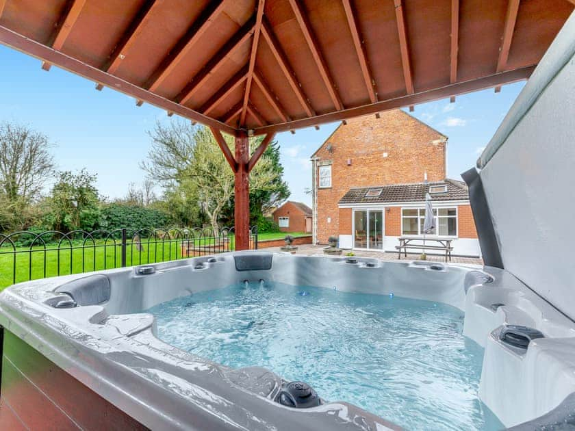 Hot tub | Mulberry House, West Huntspill, Highbridge