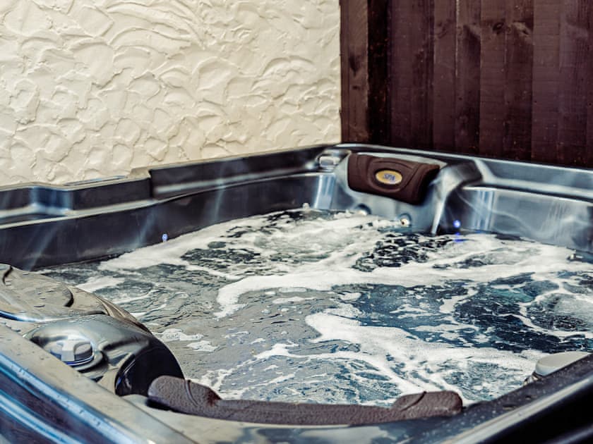 Hot tub | Chalet 4, Flookburgh
