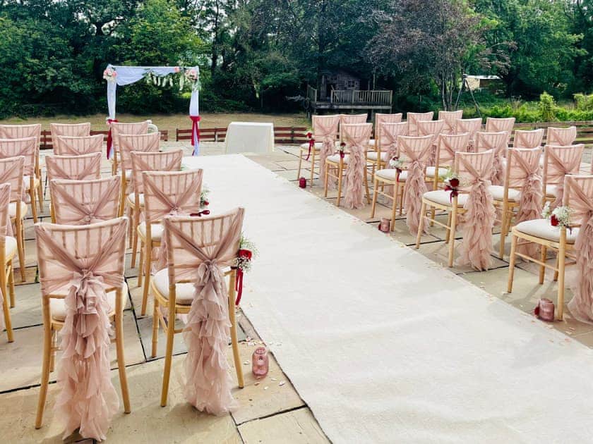 Garden - suitable for weddings | Wernddu Fechan House - Wernddu Properties, Neath