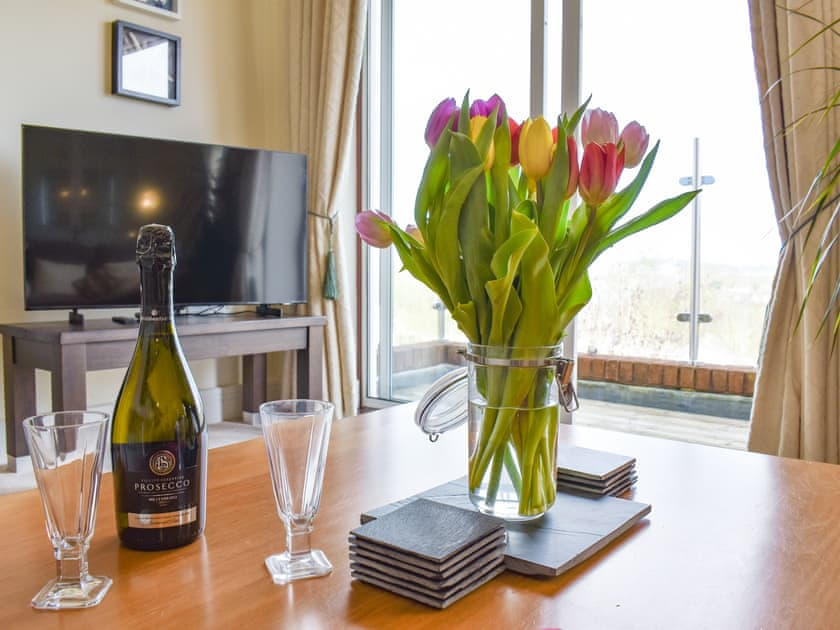 Living room | Llamedos, Bideford