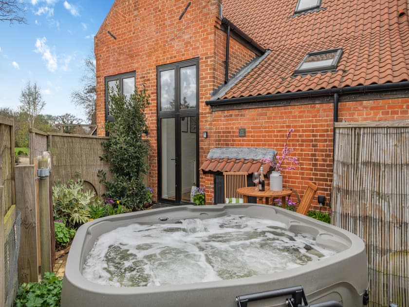 Hot tub | The Cart Lodge - Meadow Farm, Hickling