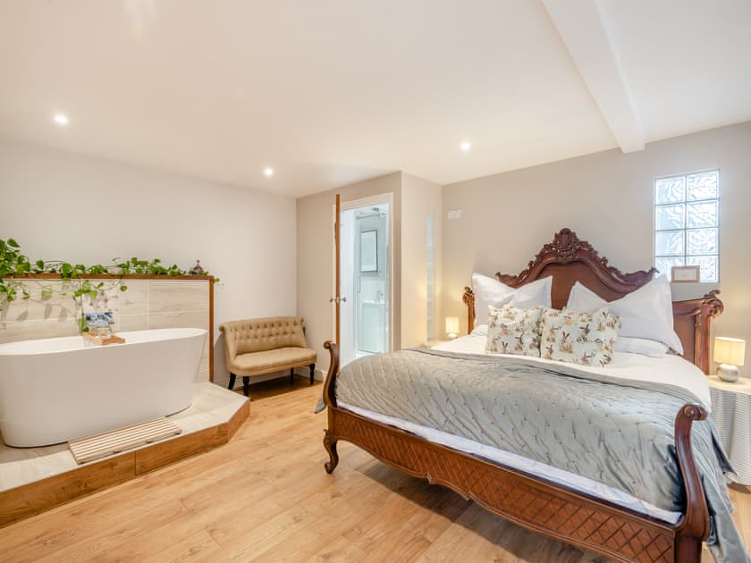 Master bedroom | The Cart Lodge - Meadow Farm, Hickling