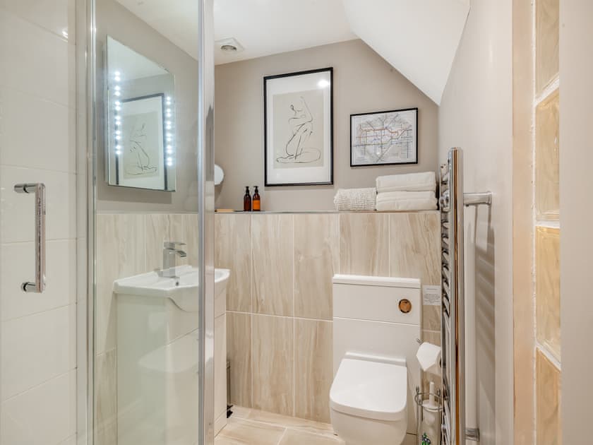 Shower room | The Cart Lodge - Meadow Farm, Hickling