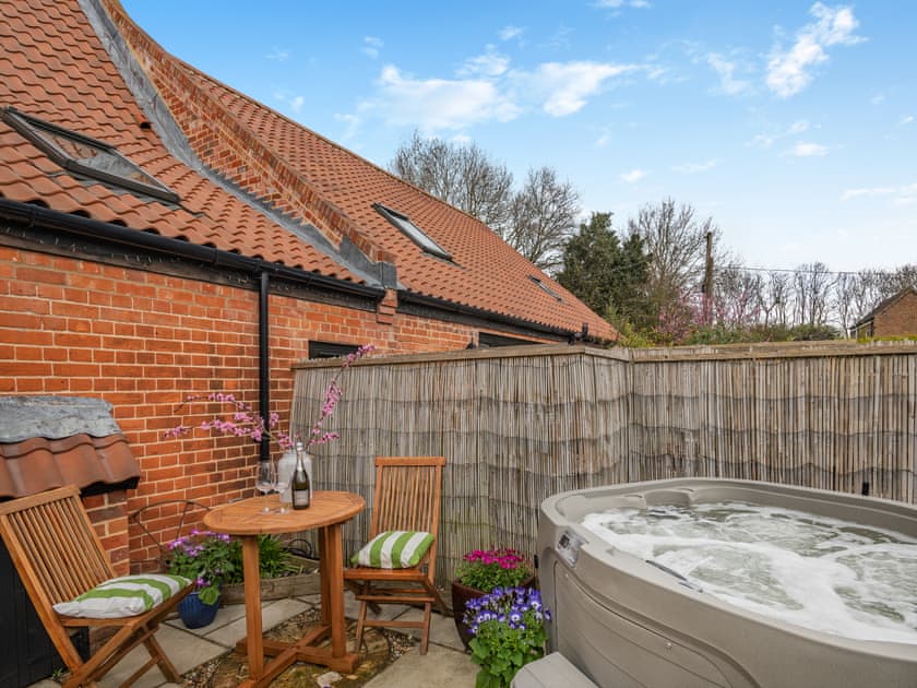 Hot tub | The Cart Lodge - Meadow Farm, Hickling