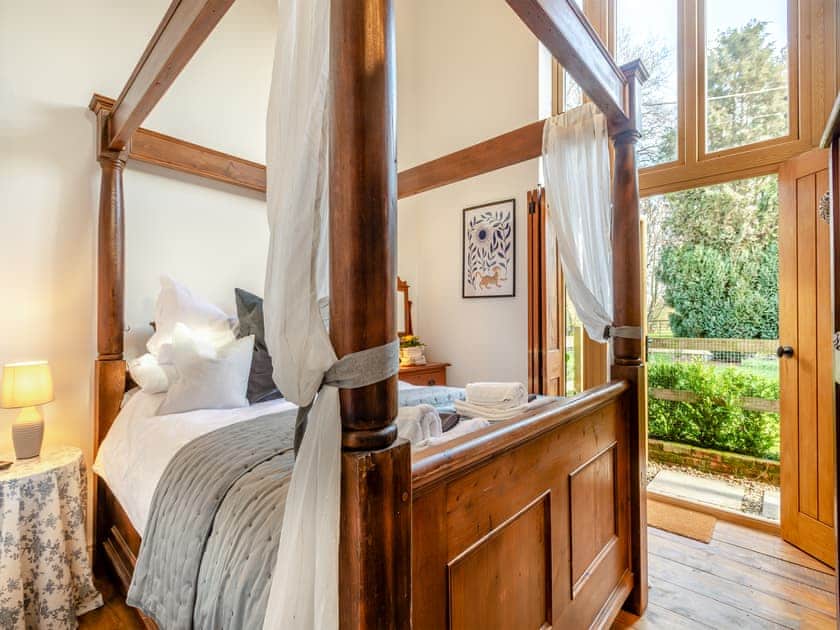 Four Poster bedroom | The Dairy - Meadow Farm, Hickling