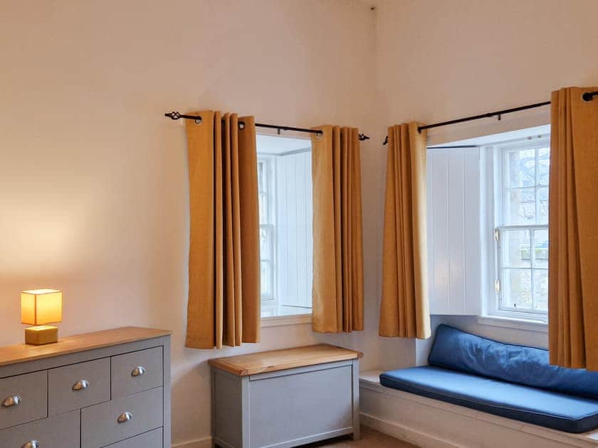 bedroom with zip-link bed | Key House, Falkland, near St Andrews