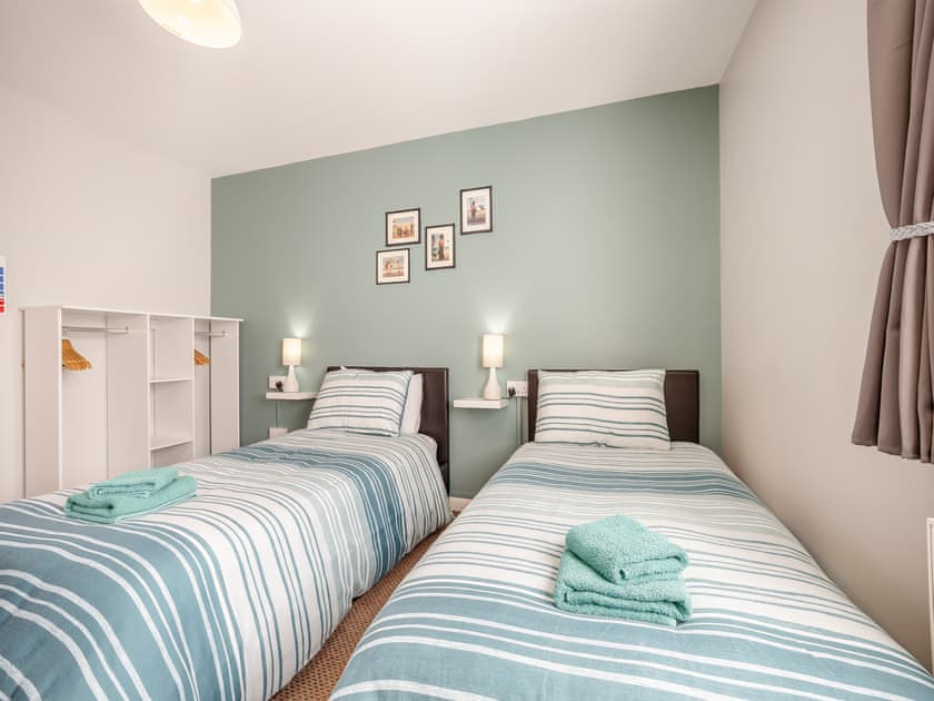 Twin bedroom | Katelan’s Cottage - Pigeon Cottage Holidays, North Somercoates