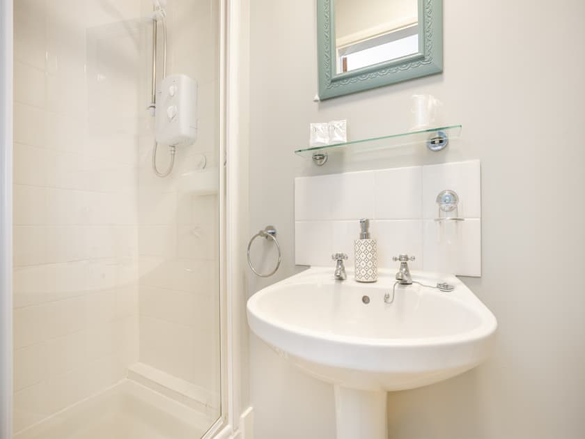 En-suite | Katelan’s Cottage - Pigeon Cottage Holidays, North Somercoates