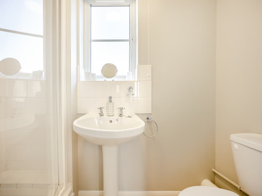 En-suite | Katelan’s Cottage - Pigeon Cottage Holidays, North Somercoates