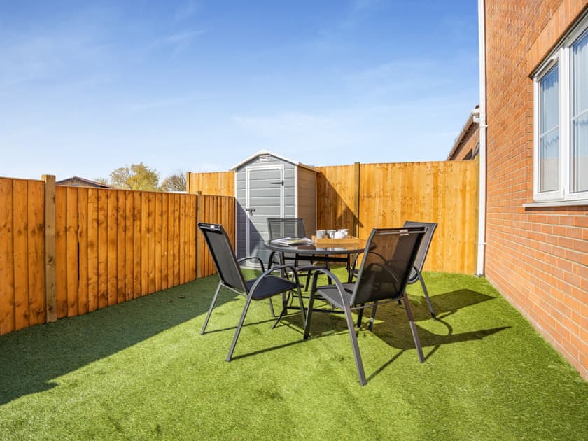 Garden | Katelan’s Cottage - Pigeon Cottage Holidays, North Somercoates