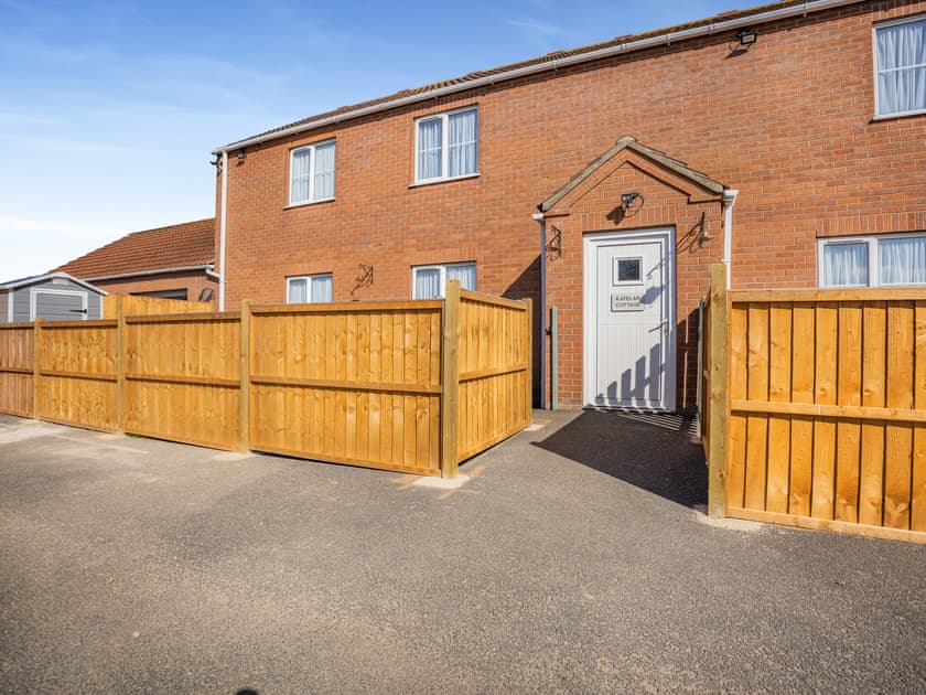 Exterior | Katelan’s Cottage - Pigeon Cottage Holidays, North Somercoates