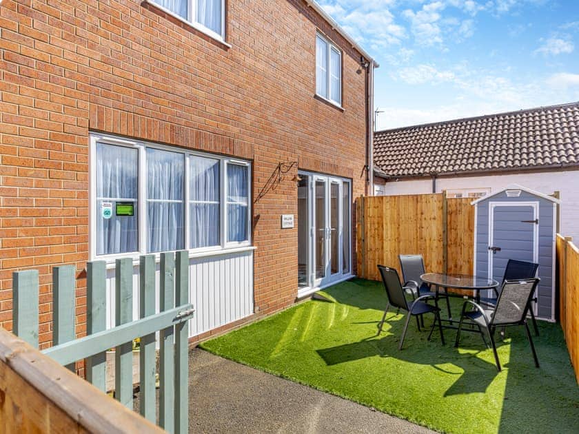 Sitting-out-area | Willow’s Cottage - Pigeon Cottage Holidays, North Somercoates