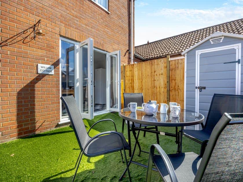 Sitting-out-area | Willow’s Cottage - Pigeon Cottage Holidays, North Somercoates