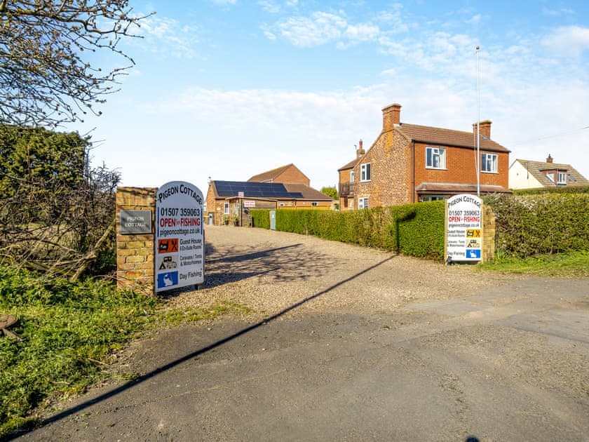 Exterior | Willow’s Cottage - Pigeon Cottage Holidays, North Somercoates