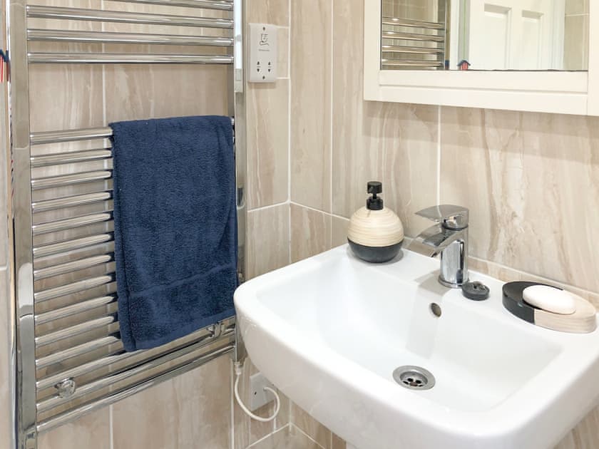 Shower room | Ty Canol - Penrhiw Pistyll Cottages, New Quay