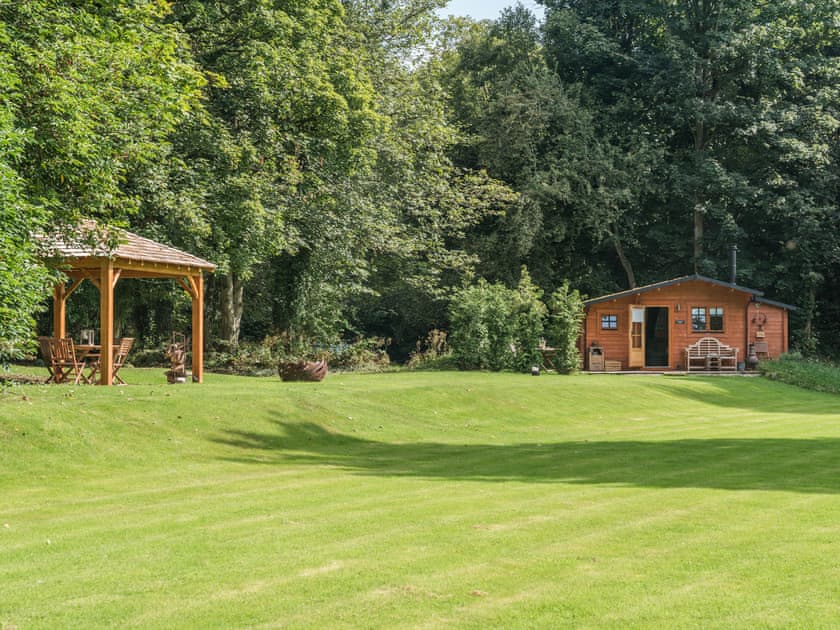 Setting | Punch Tree Lodge - Punch Tree Cabins, Carluke