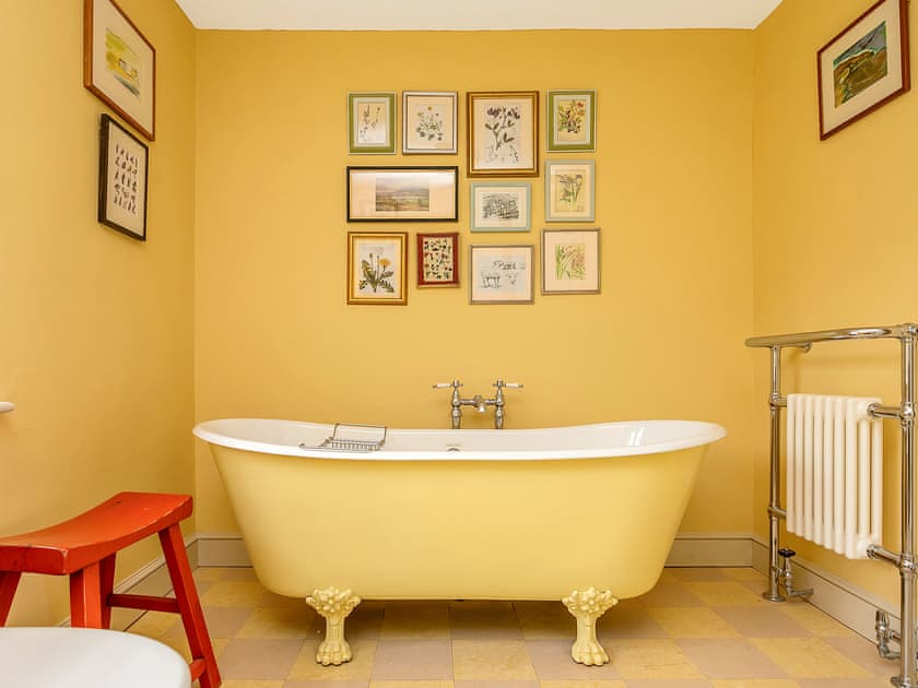 En-suite bathroom with separate shower cubicle | Yellison - Broughton Hall Estate, Broughton, near Skipton