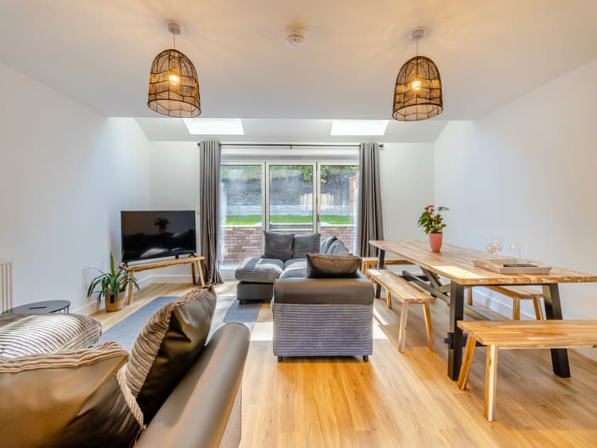 Open plan living space | 3 Swn Yr Afon - Swn Yr Afon, Llanidloes