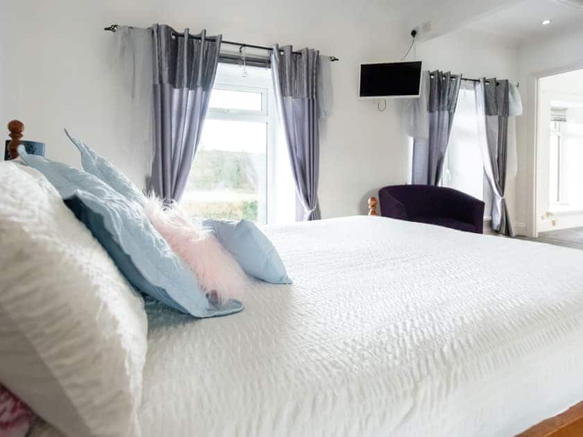 Double room with large en suite bathroom | Bunny Meadows, Llangynog, near Llansteffan