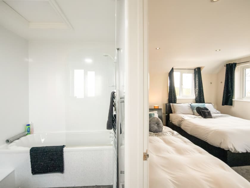 Kingsize family room with additional single bed and en suite bathroom | Bunny Meadows, Llangynog, near Llansteffan