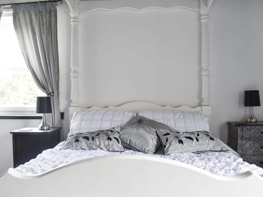 Four Poster bedroom | Royds Dairy Cottage, Elsecar, near Barnsley