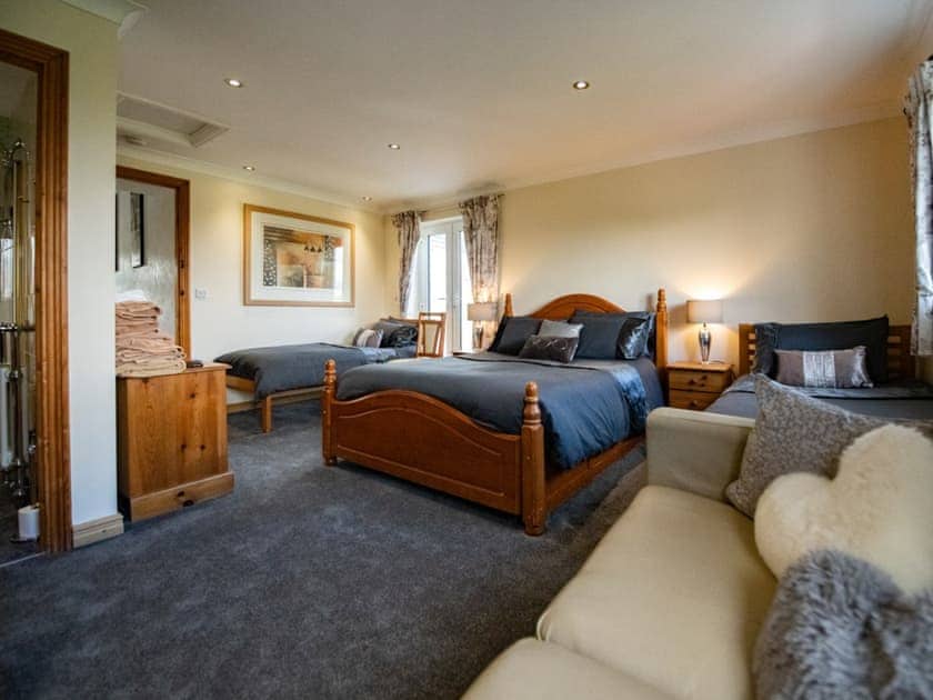 Kingsize bed and 2 single beds En-suite | Bunny Meadows, Llangynog, near Llansteffan