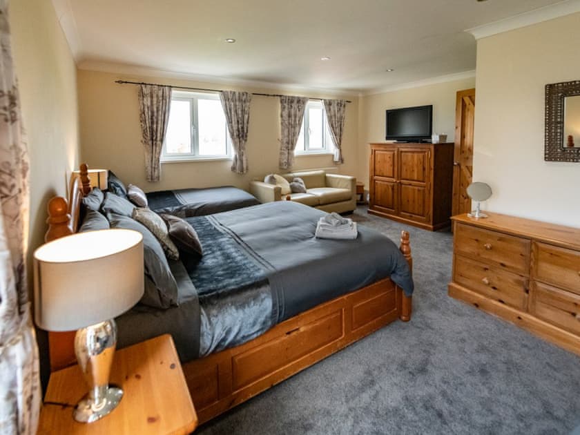 Large en suite room | Bunny Meadows, Llangynog, near Llansteffan