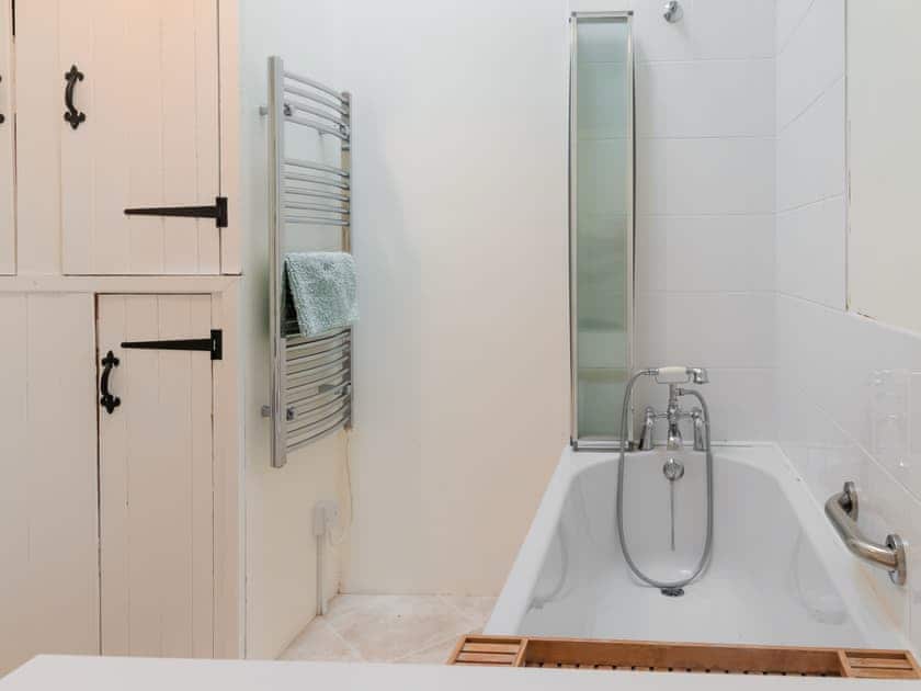 Main bathroom with bathshower over | Brook Lodge - Dartmoor Lodges, Doccombe, near Dunsford 