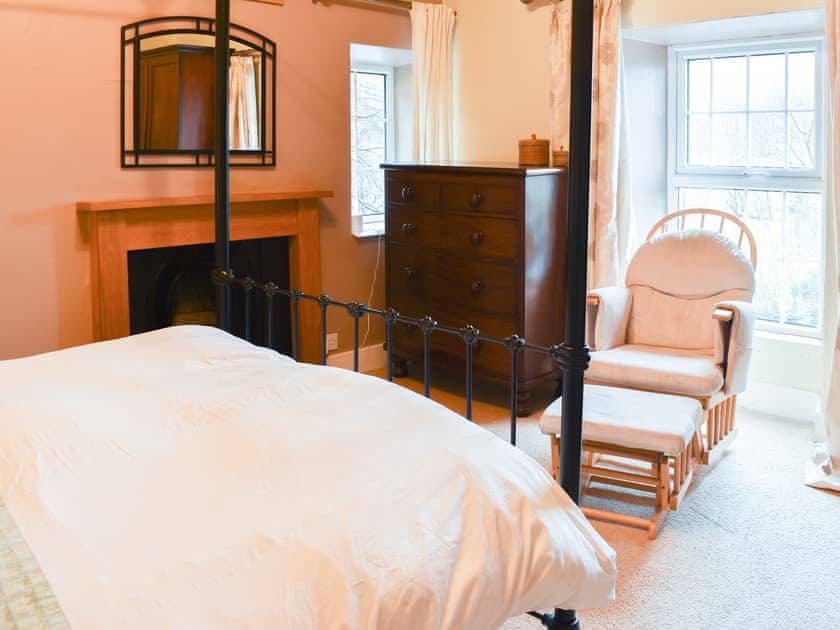 Four Poster bedroom | Aran - Red Dragon Cottages, Beddgelert