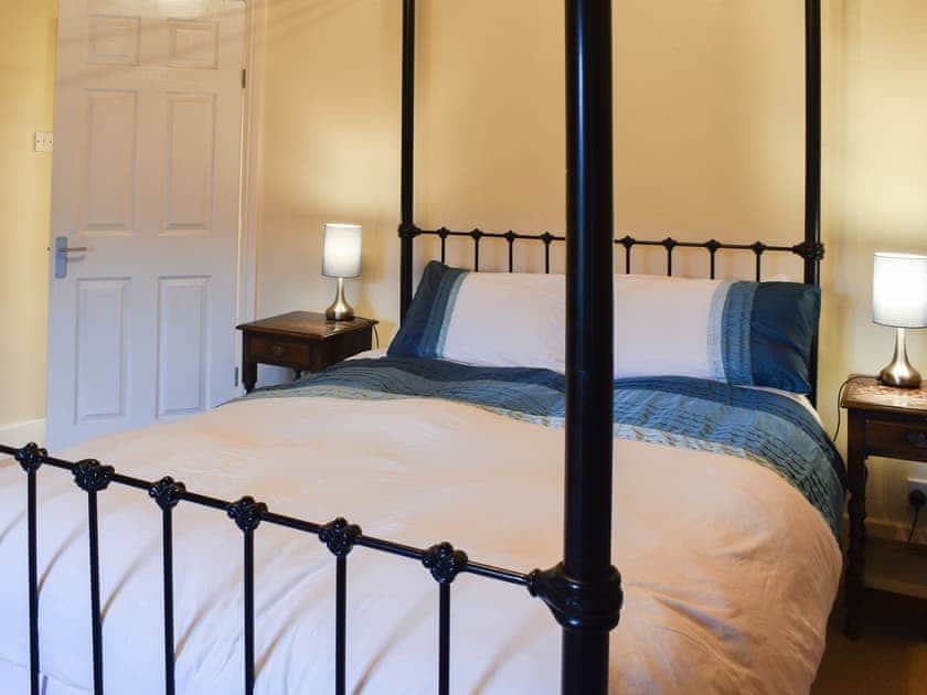 Four Poster bedroom | Aran - Red Dragon Cottages, Beddgelert