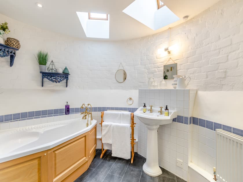Bathroom | Old Hop Kiln - Whitewells Farm, Ridgeway Cross, near Malvern