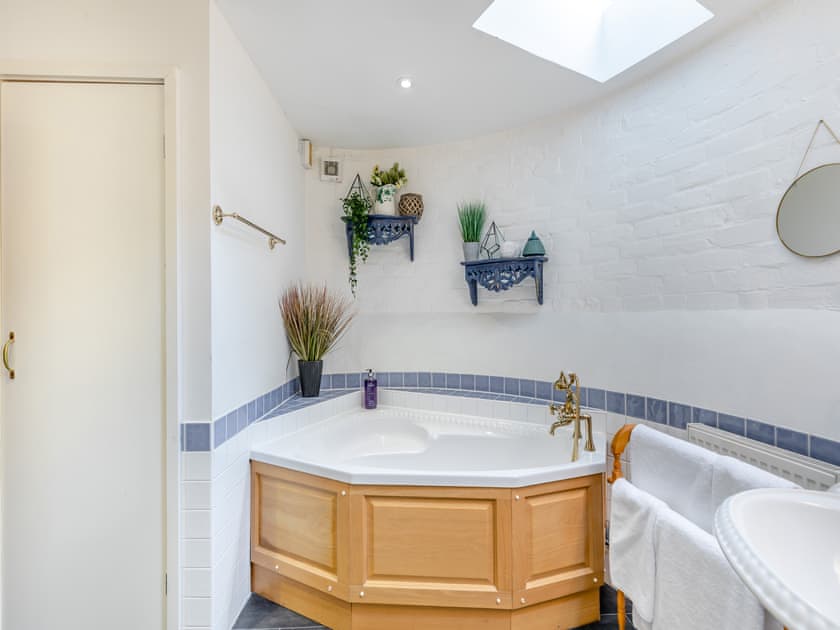 Bathroom | Old Hop Kiln - Whitewells Farm, Ridgeway Cross, near Malvern