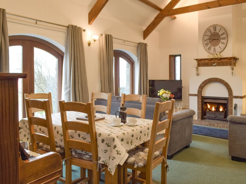 Living room/dining room | Glom Cottage, Milton