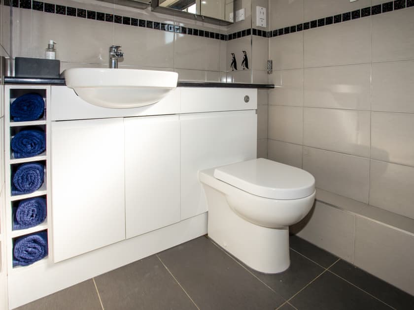 Downstairs en-suite; bath and shower | Dreamcatcher, Hayling Island