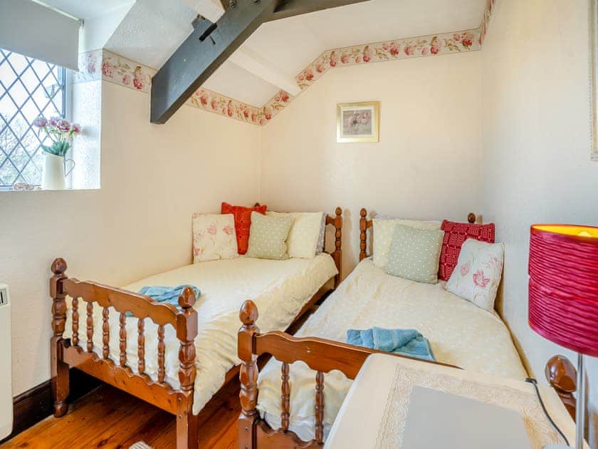 Twin bedroom | Ty Gwyn - Cefn Gorwydd Cottages, Gowerton, Gower
